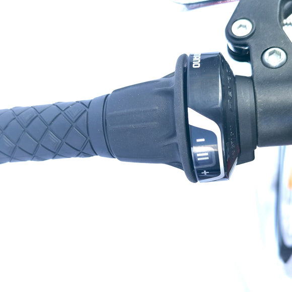 24 Zoll Delta Kinderfahrrad 18-Gang Rot Detailbild Linker Schalthebel